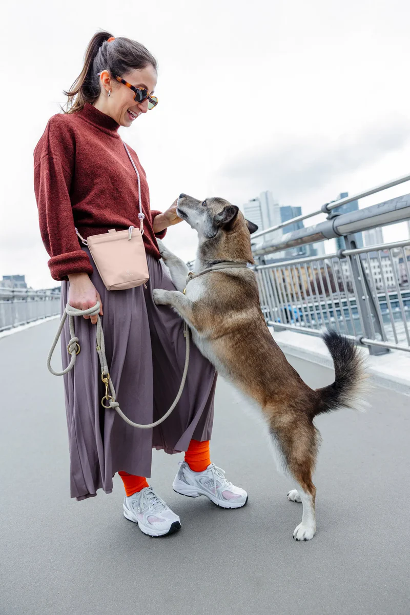 Palopa Leckerlibeutel – Karl, soft pink (längenverstellbare Kordel) – Bild 4