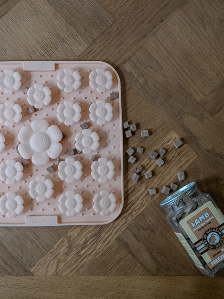 2in1 Schleckmatte mit Saugnäpfen, BPA-frei, 25cm, Level 2, Sand – Bild 3