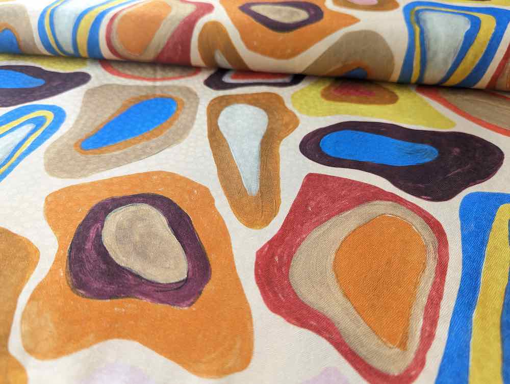 Viskosestoff – Abstrakter Druck in Royalblau und Orange aus Ecru