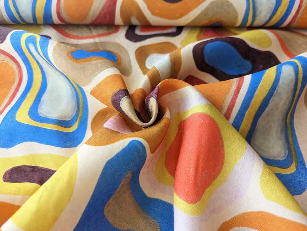 Viskosestoff – Abstrakter Druck in Royalblau und Orange aus Ecru – Bild 4