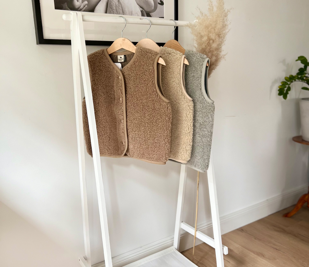 Alwero – Bodywarmer „TYB“ Junior, Biowolle, TAN, ultra light – Bild 4