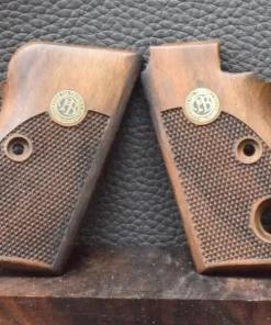 Beretta Mod.70, Motiv Fischhaut mit Logo Messing, MAK-Grips, Walnuss, Neuware zum Sonderpreis!