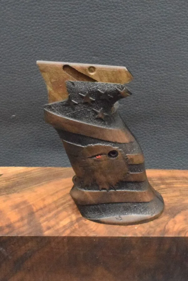 Sig 210 Targetgriff, Ausführung 11, Stars/Strips und Hawk, Nußbaum