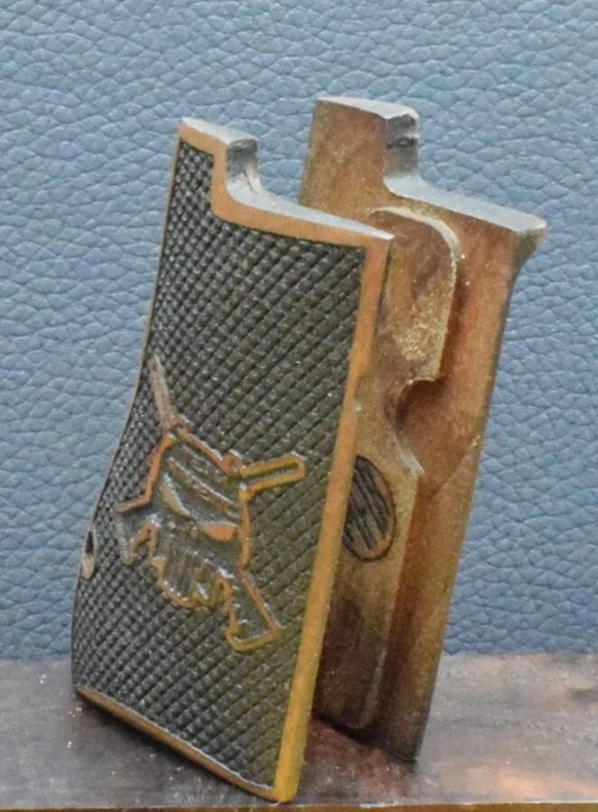 IMI Desert Eagle , Ausführung 18, Fischhaut, Team Kinetic, Nußbaum – Bild 3