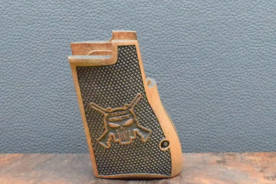 IMI Desert Eagle , Ausführung 18, Fischhaut, Team Kinetic, Nußbaum