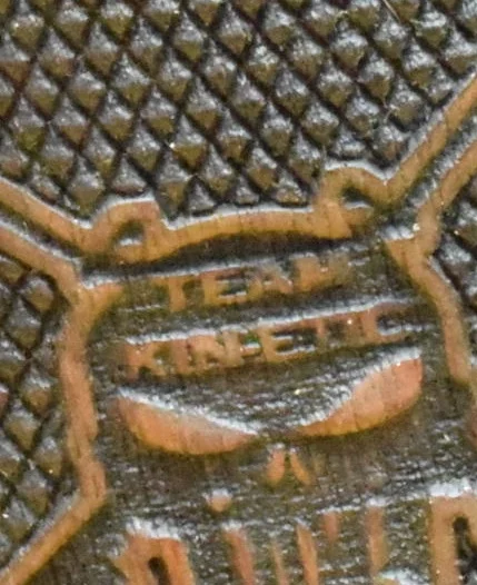 IMI Desert Eagle , Ausführung 18, Fischhaut, Team Kinetic, Nußbaum – Bild 5