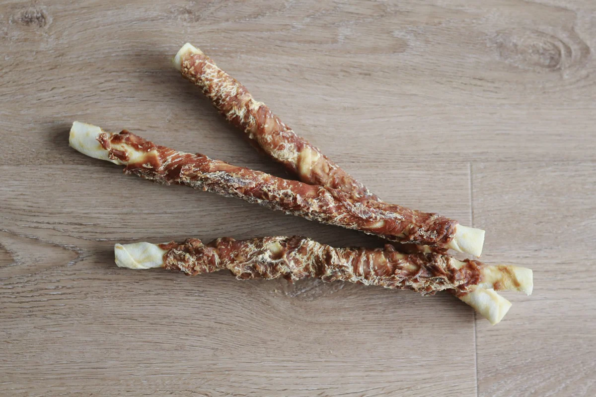 Kausticks XXL, Rinderhaut, umwickelt mit Hähnchenfilet, langer Kauspaß, ca. 25-30cm lang (3 Stück)