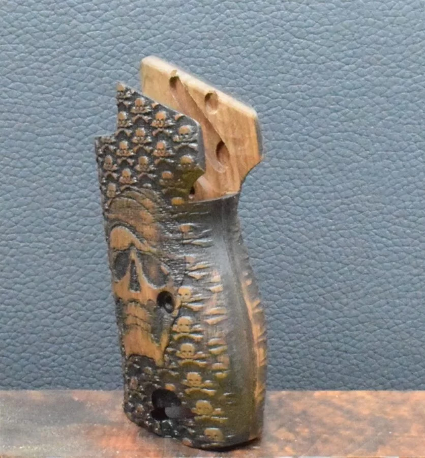 SIG, P 210, Ausführung 40, Skull, Nußbaum – Bild 4
