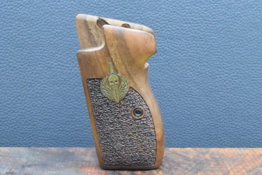 SIG, P 210, Ausführung 48, teilpunziert, Emblem, Nußbaum – Bild 2