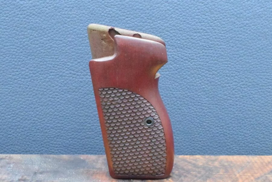 SIG, P 210, Ausführung 55, grobe Fischhaut, rötlich, Nußbaum