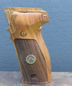Sig-Sauer, P 226, Ausführung 32, Fischhaut, Emblem, Nußbaum