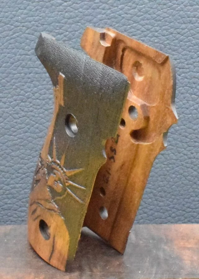 Sig-Sauer, P 228, Motiv Freiheitsstatue mit Pistole, Nußbaum, Neuware zum Sonderpreis! – Bild 3