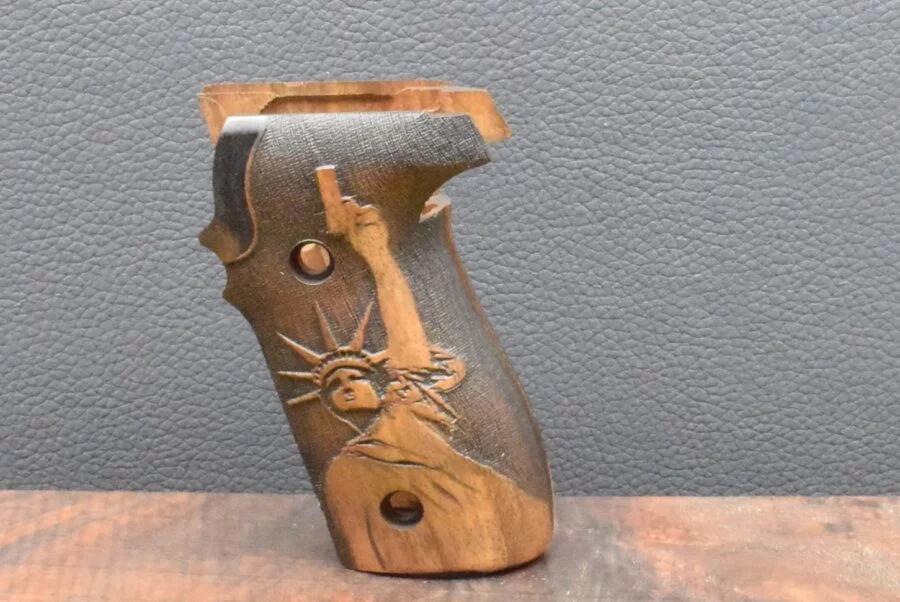 Sig-Sauer, P 228, Motiv Freiheitsstatue mit Pistole, Nußbaum, Neuware zum Sonderpreis!
