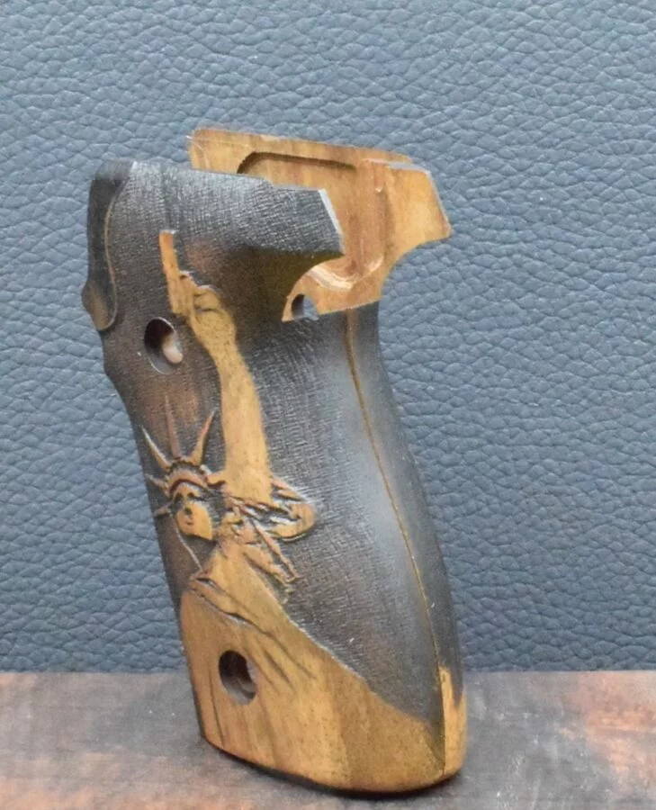 Sig-Sauer, P 228, Motiv Freiheitsstatue mit Pistole, Nußbaum, Neuware zum Sonderpreis! – Bild 6