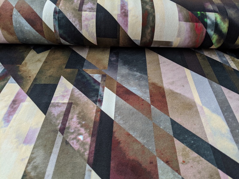 Viskosejersey, grafisches Muster Pflaume / Beige – Restposten zum Sonderpreis 0,69 Meter