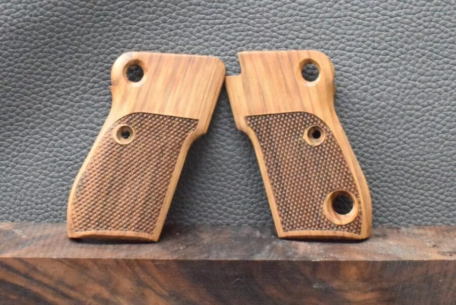 Beretta M 1951,Tariq 951, MAK Griffe, Walnuss, Oberfläche Punziert/Glatt, Befestigung von der Seite, Neuware zum Sonderpreis! – Bild 2