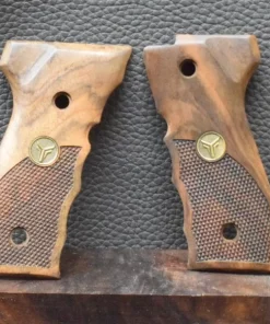 Beretta Mod.92FS, Modell glatte Oberfläche/Fischhaut mit Logo, Walnuss, Befestigung seitlich, Neuware zum Sonderpreis!