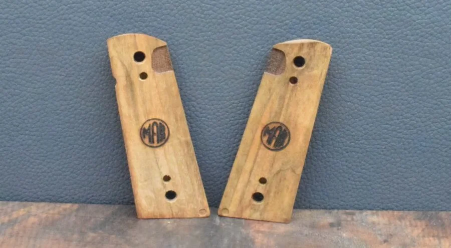 Colt 1911 , Ausführung 39, Swisskreuz, Nußbaum – Bild 3