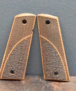 Colt 1911 , Ausführung 48, Fischhaut, punziert, Nußbaum