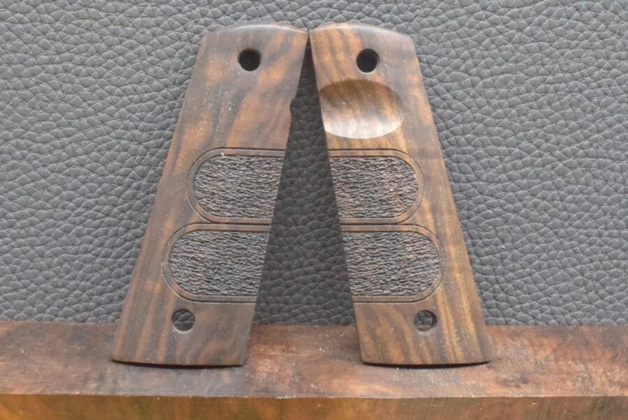 Colt 1911 , Ausführung 3, punziert unterbrochen, Nußbaum