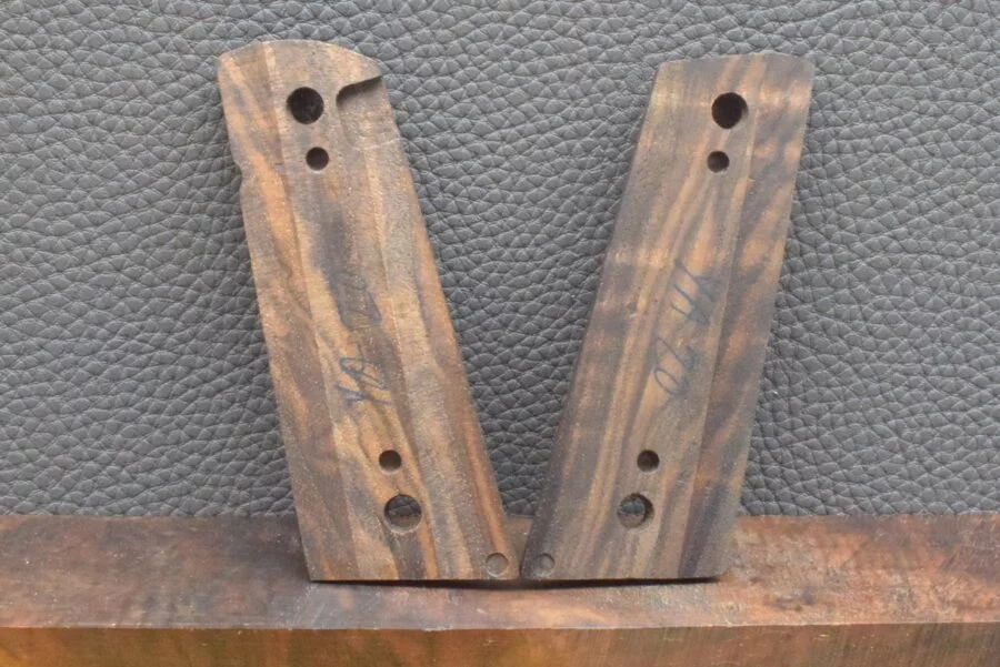 Colt 1911 , Ausführung 3, punziert unterbrochen, Nußbaum – Bild 4