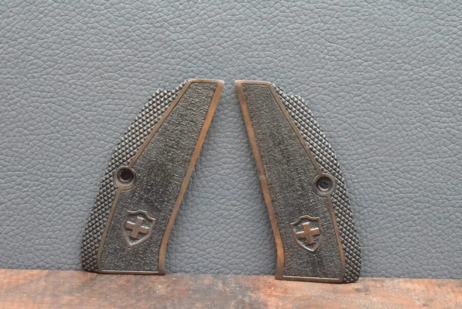 Brünner CZ Shadow 2, Ausführung 4, Fischhaut/punziert, Swiss Kreuz, Nussbaum