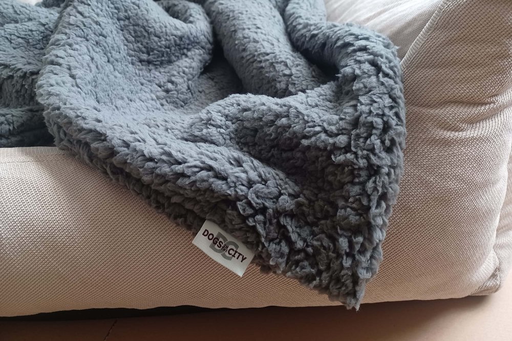 DOGS in the CITY, Decke, Teddyfell, wärmespeichernd, kuschelweich, doppelt genäht, waschbar, 90x65cm, graphit – Bild 2