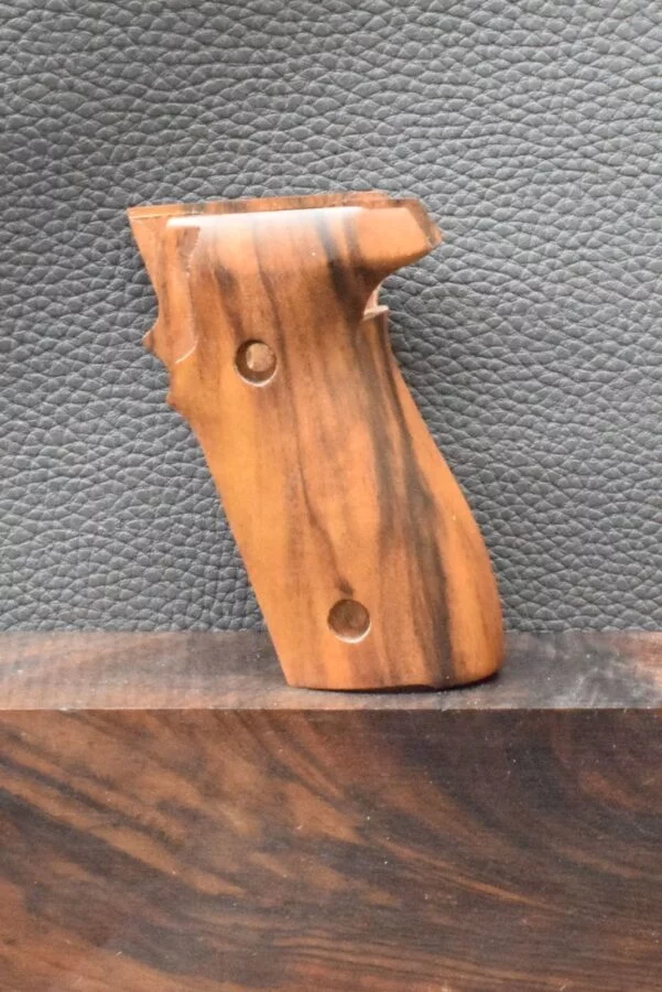 Sig/Sauer, P 228, Oberfläche Glatt, Walnuss, Neuware zum Sonderpreis! – Bild 2