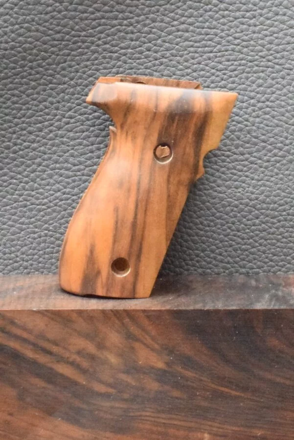 Sig/Sauer, P 228, Oberfläche Glatt, Walnuss, Neuware zum Sonderpreis! – Bild 4