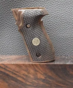 Sig/Sauer, P 228, MAK-Grips, Motiv Fischhaut mit Logo, Walnuss, Neuware zum Sonderpreis!