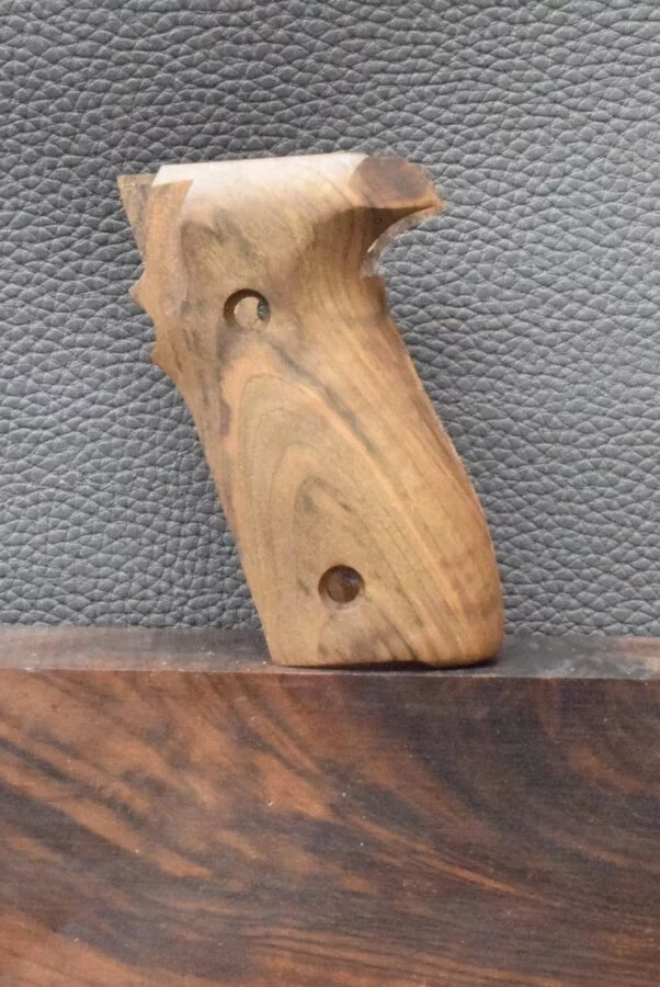 Sig/Sauer, P 228, Oberfläche Glatt, Walnuss, Neuware zum Sonderpreis! – Bild 3